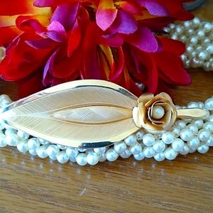 Gold tone brooch 🌺